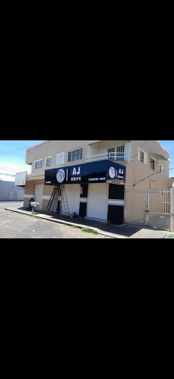Fachada da AJ Grife durante a fase de montagem da loja