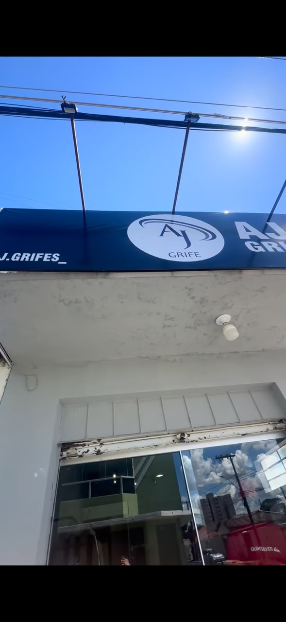 Letreiro e entrada de uma unidade AJ Grife